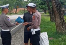Satlantas Polres Batu Bara Bagikan Nasi Kotak kepada Pekerja Jalanan, Wujud Kepedulian terhadap Masyarakat.