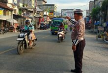 Personil Sat Lantas Polres Batu Bara Laksanakan Pengaturan Lalu Lintas untuk Menjaga Kamseltibcar lantas.