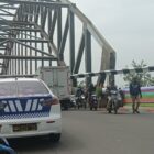L 300 nyangkut di jembatan kadaung sepatan.