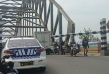 L 300 nyangkut di jembatan kadaung sepatan.