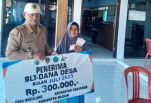 Pemerintah Desa segulung salurkan BLT dana desa kepada 40 KPM.