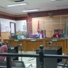 ISTRI KADES TUMPANG SUGIAN DI SIDANGKAN MEMALSUKAN SURAT JUAL BELI TANAH.