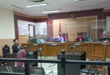 ISTRI KADES TUMPANG SUGIAN DI SIDANGKAN MEMALSUKAN SURAT JUAL BELI TANAH.