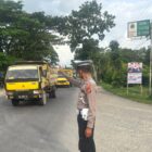 Personil Sat Lantas Polres Batu Bara Laksanakan Pengaturan Lalu Lintas untuk Meningkatkan Keselamatan di Jalan Raya.