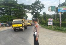 Personil Sat Lantas Polres Batu Bara Laksanakan Pengaturan Lalu Lintas untuk Meningkatkan Keselamatan di Jalan Raya.