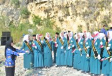 Tim Padusa MTsN 6 Ponorogo Sukses Iringi Pengibaran Bendera Raksasa HUT Ke-80 RI di Monumen Reog.