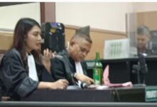 Cemburu Getok kepala langganan jablay pakai botol miras bewok menunggu hukuman hakim.