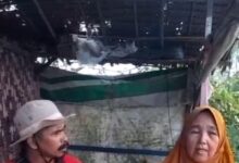 Miris sekali ibu masna sudah 20 tahun mengajar tak satun bantuan yang singga di rumahnya.