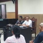 Gaduh di ruang sidang kuasapenggat  dan saksi penggugat hakim hantamkan palunya di meja sidang berkali kali.