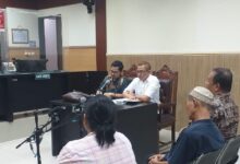 Gaduh di ruang sidang kuasapenggat  dan saksi penggugat hakim hantamkan palunya di meja sidang berkali kali.