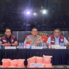 KECELAKAN MOBIL DI LAMPUNG MEMBAWA 194.631 BUTIR EXSTASI SERTA 3.869 EXSTASI BUBUK. BERIKUT LENCANA POLISI DALAM MOBIL D 1160 UN.