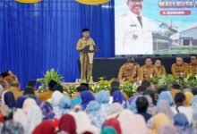 Pemerintah Kota (Pemkot) memberikan kado spesial berupa kenaikan insentif serta apresiasi paket perjalanan umrah kepada amil jenazah.