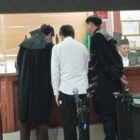 MATA SAYA DI TUTUP KAKI SAYA DI TEMBAK POLISI DI FKC SAYA TIDAK TAHU SIAPA YANG MENEMBAK.