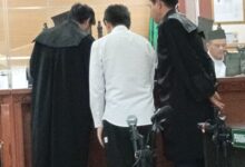 MATA SAYA DI TUTUP KAKI SAYA DI TEMBAK POLISI DI FKC SAYA TIDAK TAHU SIAPA YANG MENEMBAK.