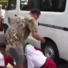 MOBIL MBG TABRAK SISWA SISWI YANG SEDANG BELAJAR DI LAPANGAN SEKOLAH. KORBAN BERMANDI DARAH.