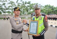 Kapolres Metro Tangerang Kota Pimpin Apel Jam Pimpinan dan Beri Penghargaan Anggota Berprestas.