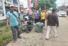 SOPIR MBG DISUGA TIDAK PUNYA SIM SEREMPET PENGENDARA MOTOR BERAKIR MOBIL NYUNGSEP DI PARIT.
