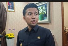 MBG MERACUNIN 7 SEKOLAH DI MOJOKERTO JAWA TIMUR, SISWA SISWI BERTUMBANGAN.