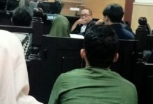 KORBAN PUTRI DI EKSEKUSI  OLEH MANTAN PACARNYA TANGANYA DI BORGOL LALU DI TUSUK PAKAI GUNTING DAN. LEHERNYA DI GOROK.