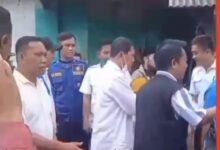 Kujungan itu, Bupati Tangerang Moch. Maesal Rosyid dan nengok langsung ke tempat banjir.