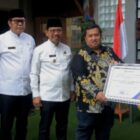 Disdik kota Tangerang dapat penghargaan dan apresiasi  dari ombudsman sebagai pelayanan publik terbaik dan tertinggi.