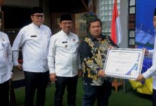 Disdik kota Tangerang dapat penghargaan dan apresiasi  dari ombudsman sebagai pelayanan publik terbaik dan tertinggi.