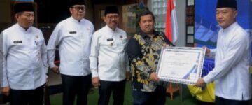 Disdik kota Tangerang dapat penghargaan dan apresiasi  dari ombudsman sebagai pelayanan publik terbaik dan tertinggi.