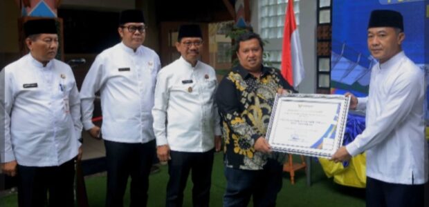 Disdik kota Tangerang dapat penghargaan dan apresiasi  dari ombudsman sebagai pelayanan publik terbaik dan tertinggi.