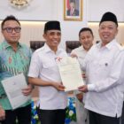 Menteri ATR/Kepala BPN menyerahkan 103 Sertipikat Hak Pakai milik delapan.