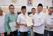 Menteri ATR/Kepala BPN menyerahkan 103 Sertipikat Hak Pakai milik delapan.