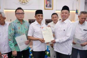 Menteri ATR/Kepala BPN menyerahkan 103 Sertipikat Hak Pakai milik delapan.
