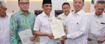 Menteri ATR/Kepala BPN menyerahkan 103 Sertipikat Hak Pakai milik delapan.