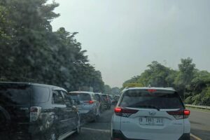 Pada masih jam 08.10 wib sudah macet, dan naik kepuncak.