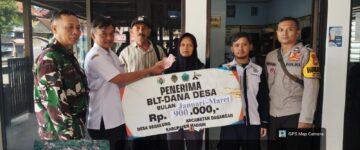 Penyaluran bantuan langsung tunai dana desa (BLT dd) tahun 2026 di balai desa segulung.