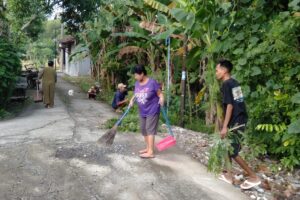 Pemerintah Desa Sukorejo Gandeng Warga Gelar Kerja Bakti Bersihkan Lingkungan Dusun.
