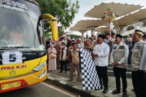Ketua DPRD Kabupaten Tangerang, Muhamad Amud, secara langsung melepas keberangkatan 390 jemaah.