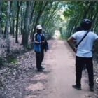 USTAD NASIHIN MENGHAJAR 2 PREMAN PAKAI SEJAM DI KEBUN KARET.