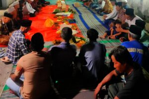 Warga Kelurahan Nambangan Kidul RT 21 dan RT 12 Gelar Bersih Desa dan Kirim Doa untuk Leluhur, Lestarikan Tradisi Sejarah.