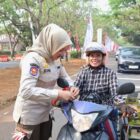 SatPOL PP memberikan bendera merah putih kepada warga.