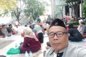 JALAN MENUJU MASJID CILONGOK MAKAM ALM H UCI KURTUBI RUSAK PEMDA CUEK BEBEK.