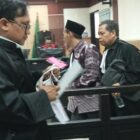 ENDANG KADES TOBAT DI ADILI MENGRUSAK TEMPAT IBADAH (MASJID).