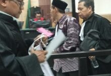 ENDANG KADES TOBAT DI ADILI MENGRUSAK TEMPAT IBADAH (MASJID).
