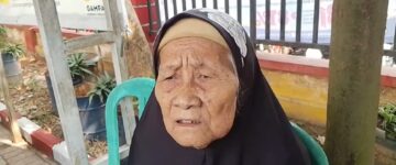 Nenek Uning 90 Tahun di Sangiang Jaya, antri bansos Terbentur Aturan KTP Asli