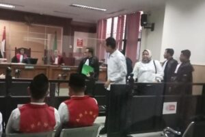 MEMALUKAN PEJABAT DINAS. CATATAN. SIPIL TERTANGKAP ISTRI SAHNYA SEDANG KUMPUL KEBO DISIDANGKAN.