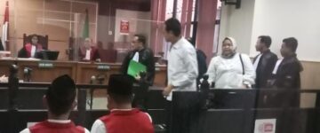 MEMALUKAN PEJABAT DINAS. CATATAN. SIPIL TERTANGKAP ISTRI SAHNYA SEDANG KUMPUL KEBO DISIDANGKAN.