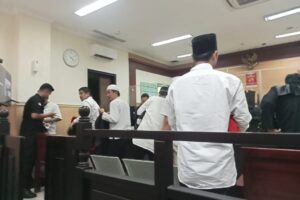 Mengaku wartawan dan polisi 6 terdakwa memeras pedagang rokok ilegal terancam 9 tahun penjara.