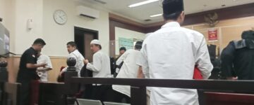 Mengaku wartawan dan polisi 6 terdakwa memeras pedagang rokok ilegal terancam 9 tahun penjara.