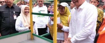 Pemkab Tangerang melalui BAZNAS memberikan bantuan anak yatim.